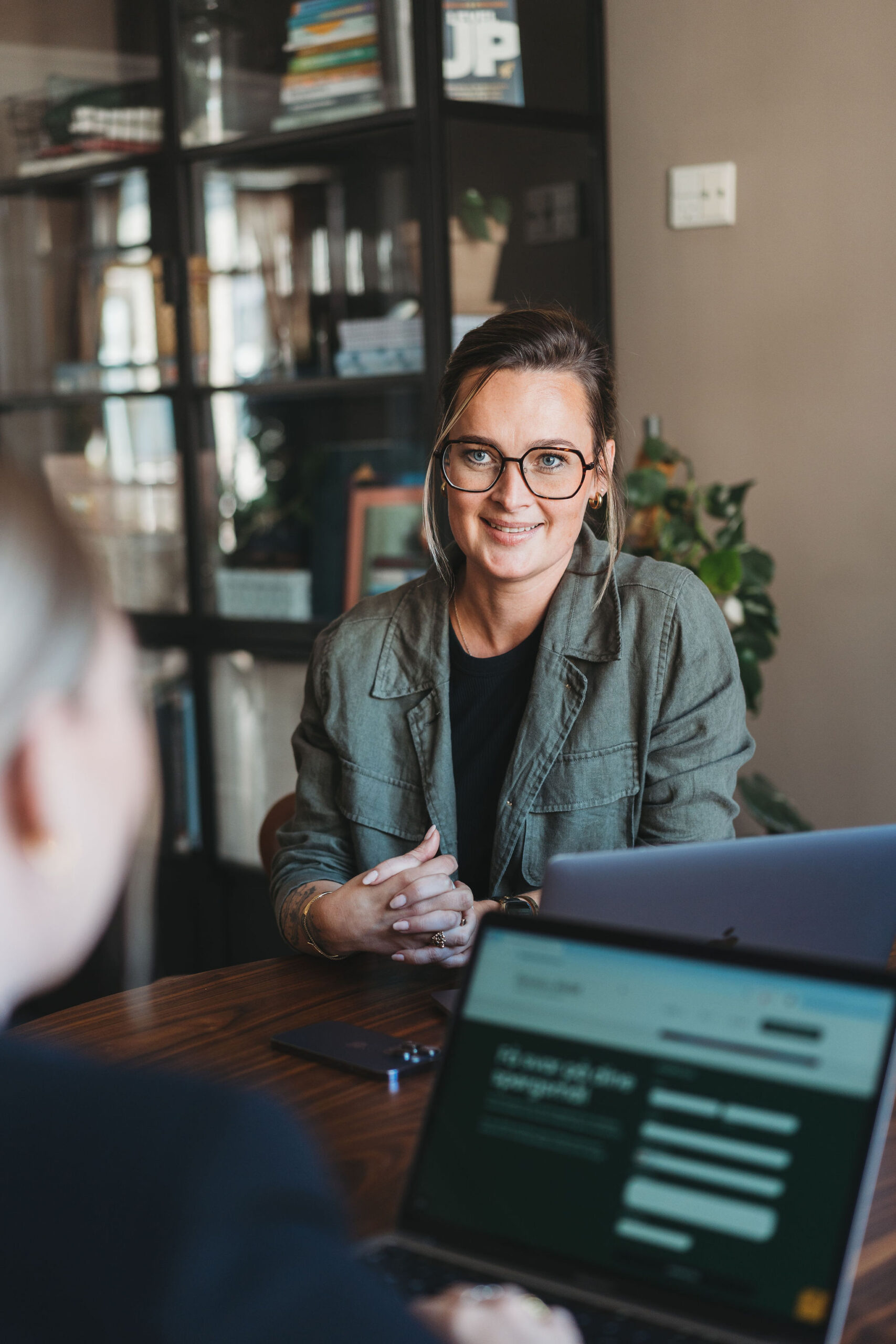 Rebekka Hviid smiler til kameraet under en 1:1 rådgivning.