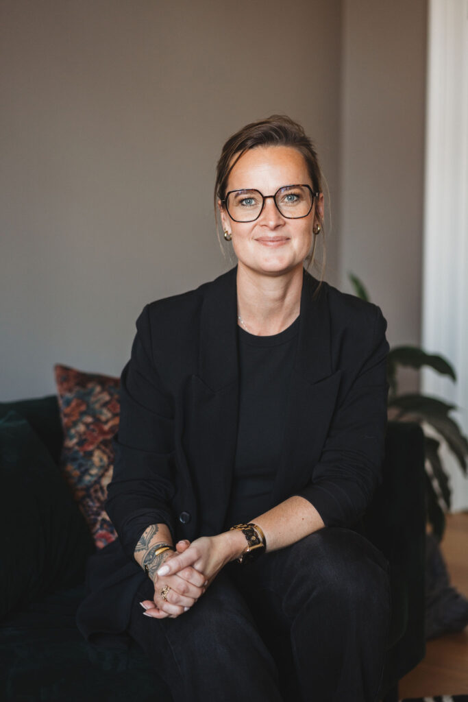 Rebekka Hviid, erfaren marketingrådgiver, smilende og klar til at hjælpe din virksomhed.