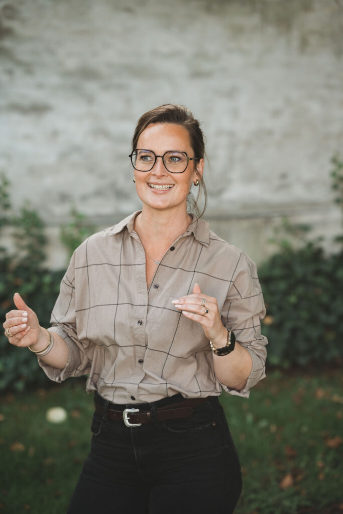 Rebekka Hviid smilende marketingrådgiver klar til at afholde en workshop.