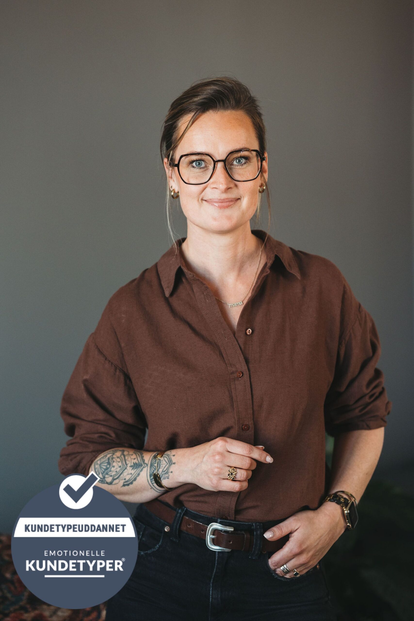 Rebekka Hviid, kundetypeuddannet, smilende marketingrådgiver klar til at hjælpe.